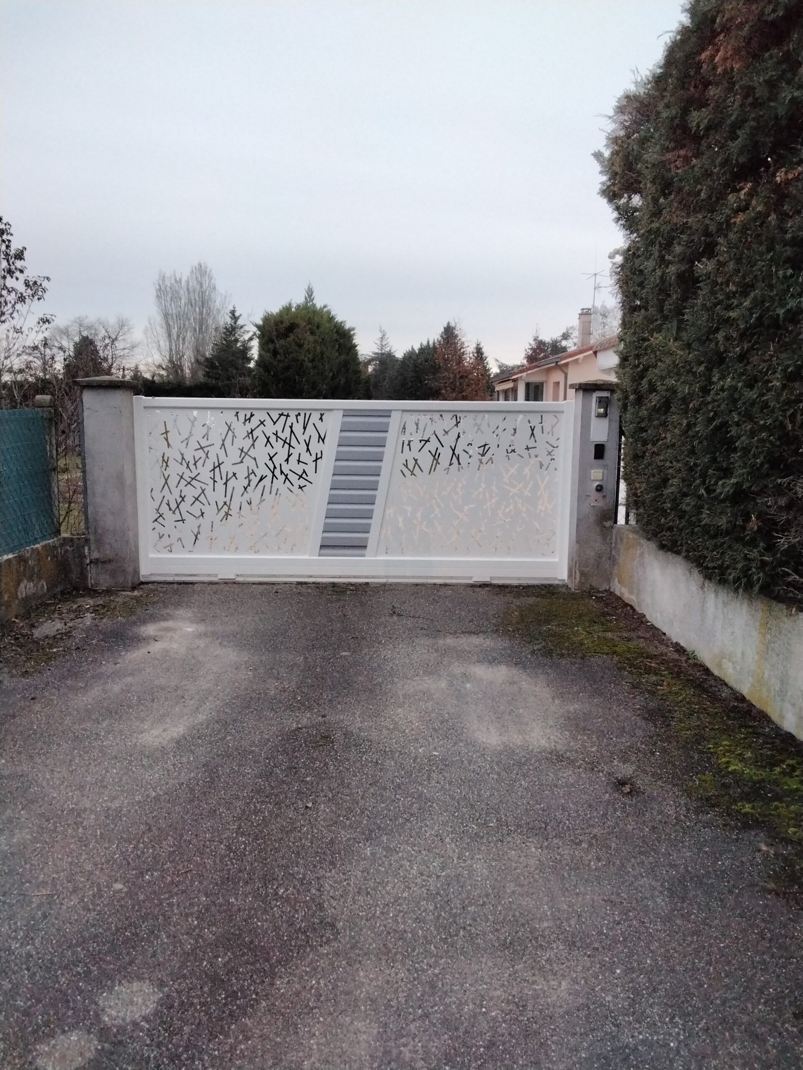 Grand portail aluminium blanc élégant