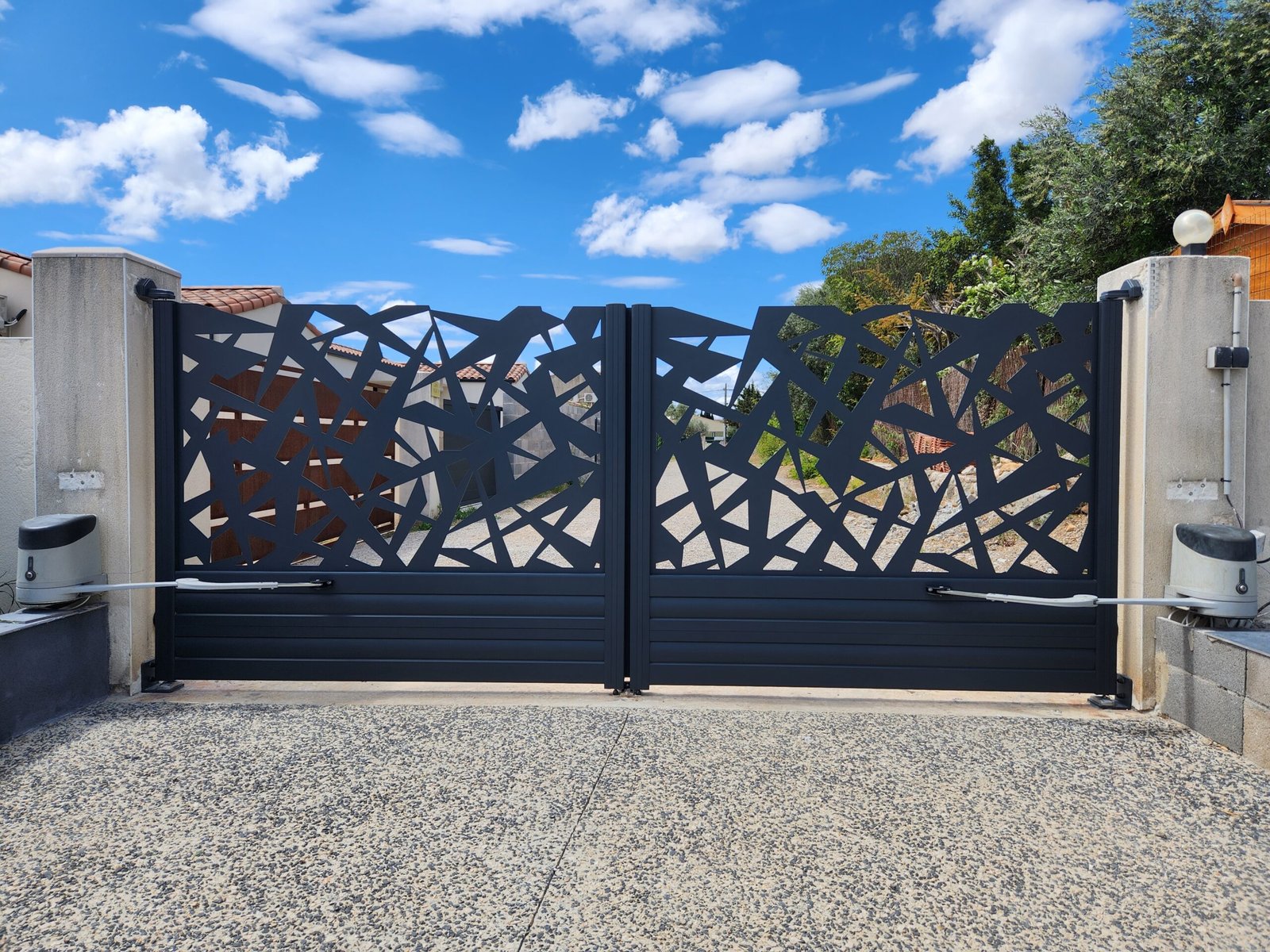 Entrée maison avec portail automatique