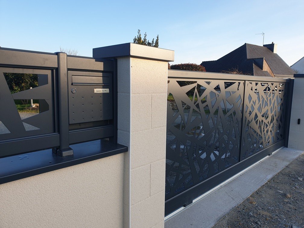 Portail avec clôture assortie