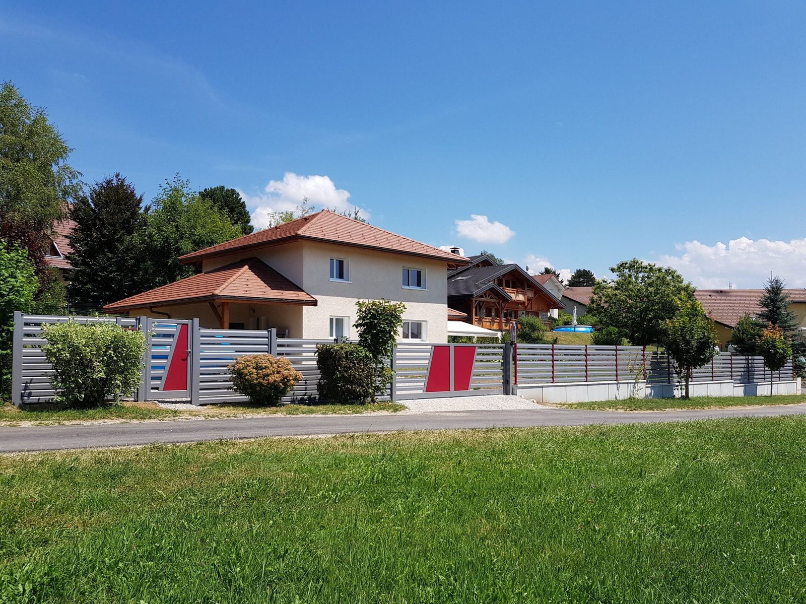 Portail acier contemporain installé