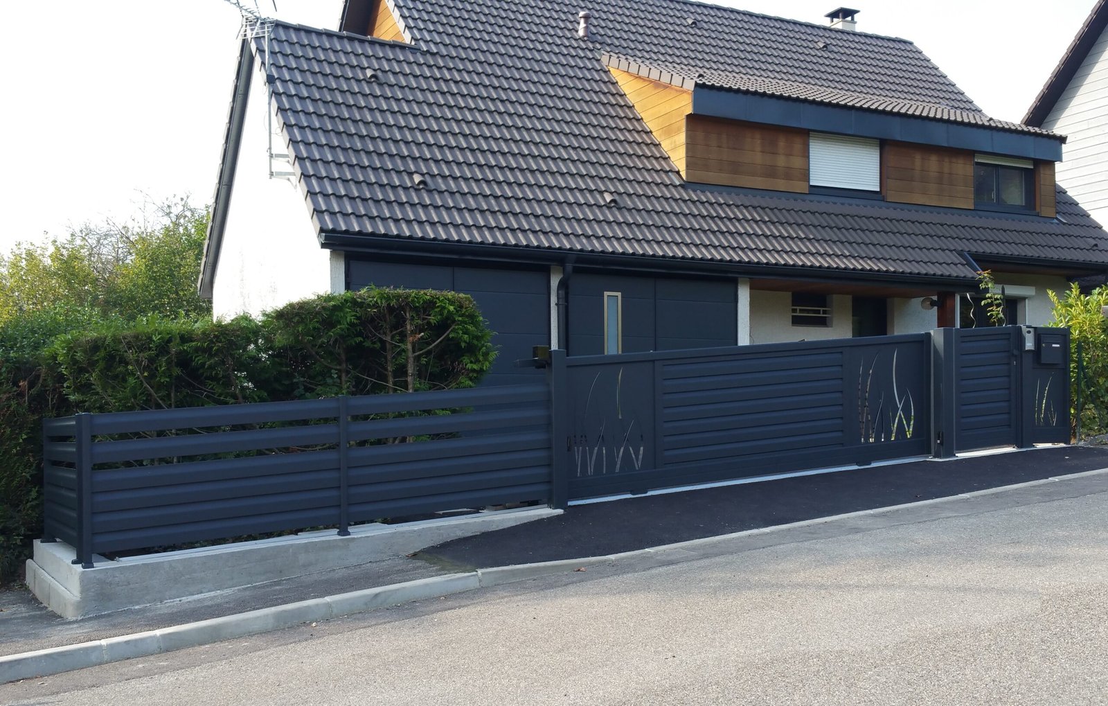 Portail motorisé aluminium finition gris