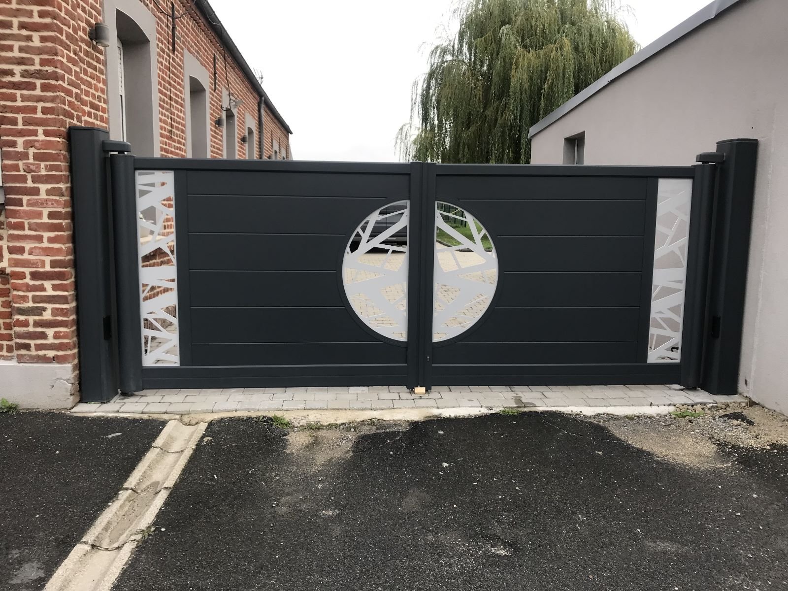 Portail sur mesure style moderne