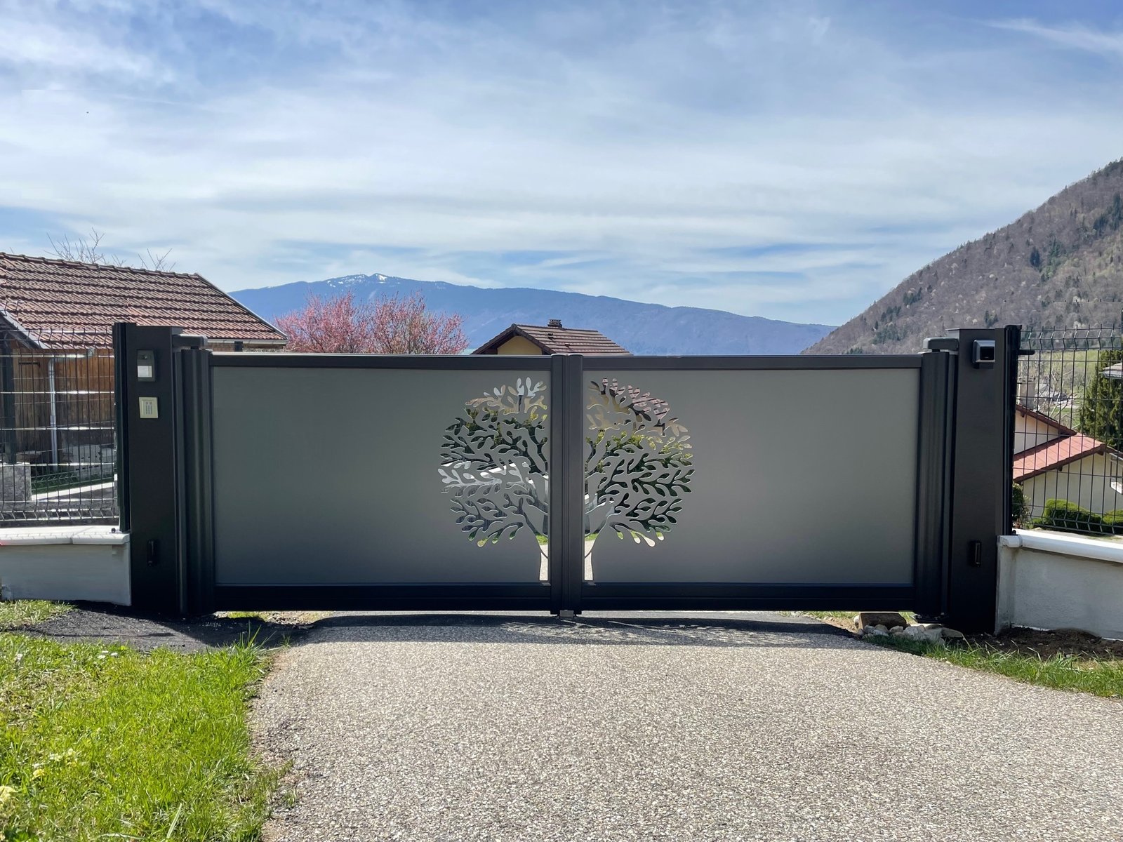 Portail sur mesure avec poteaux design