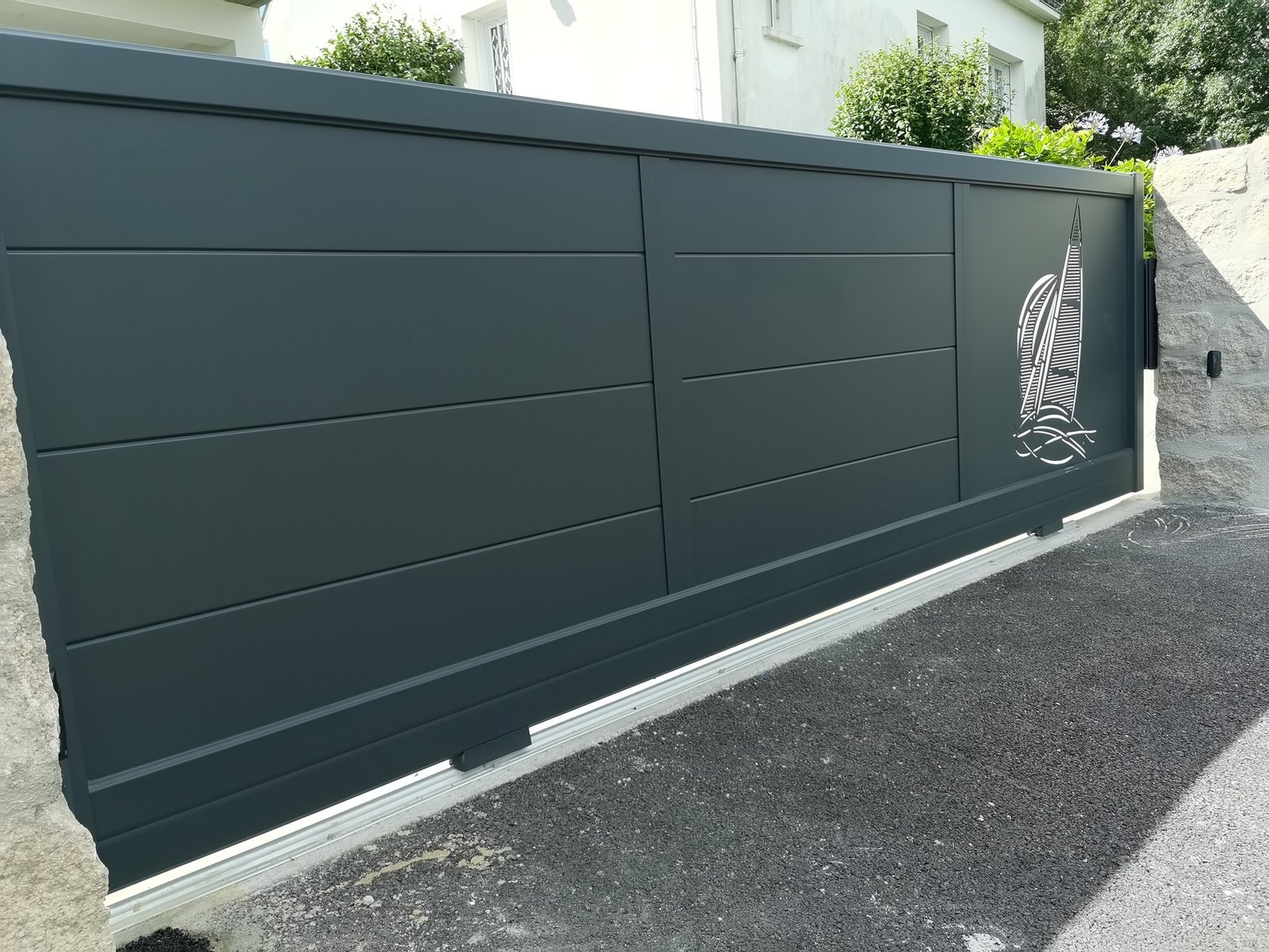 Portail aluminium élégant à domicile