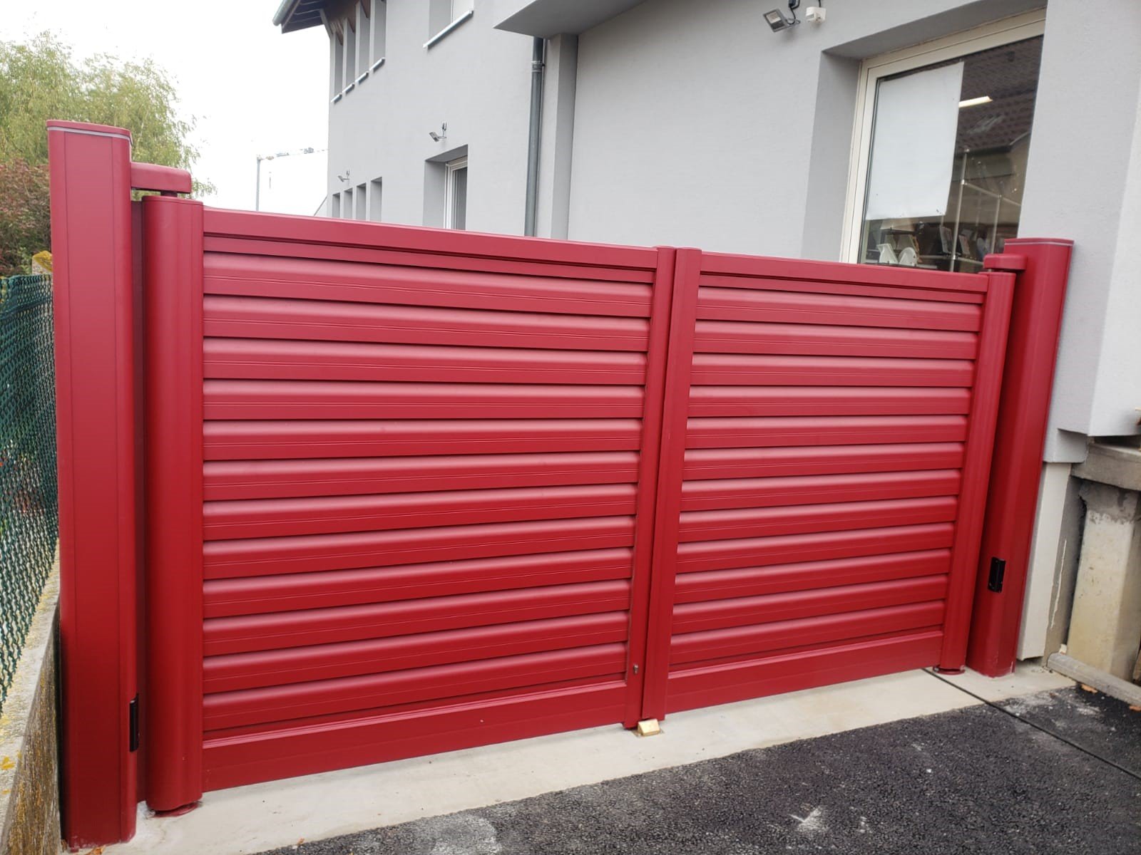 réalisation avec nouveau poteau multifonction de 180x210 contact fermetures 06